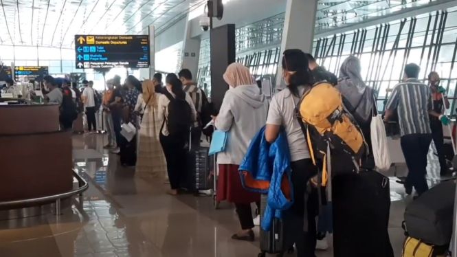 Sejumlah penumpang sedang antri untuk melakukan penjadwalan ulang penerbangan mereka di Terminal 3 Bandara Soekarno Hatta, Tangerang, Banten. (Foto: Rusdy Musli