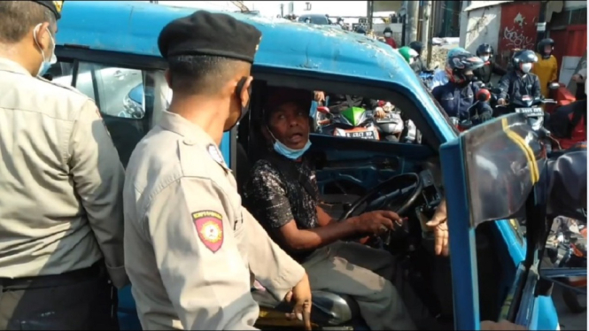 Pengemudi angkot ditegur petugas terobos barrier PPKM Darurat de Depok, Selasa (6/7/2021). (ANTV/Mely Kasna)