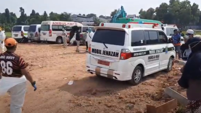 Antrean mobil ambulans untuk mendapat giliran memakamkan jenazah di TPU Padurenan, Kota Bekasi, Jabar. Kamis ( 8/7) Siang. ( Foto : Kurnia Dwi Hapsari/ANTV)