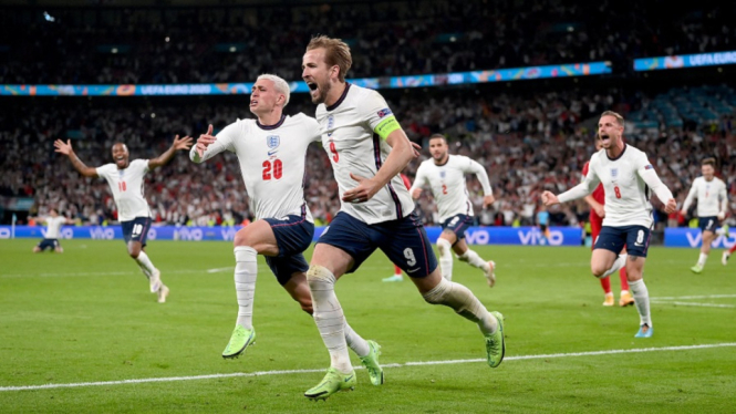 Inggris vs Denmark 2-1 gol Pinalti Harry Kane rebound