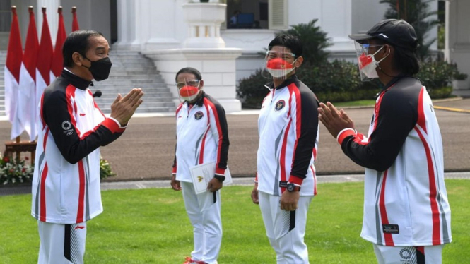 Presiden Jokowi Menpora Raja Sapta dan Marciano Norman lepas kontingen Olympiade Tokyo di Istana Merdeka