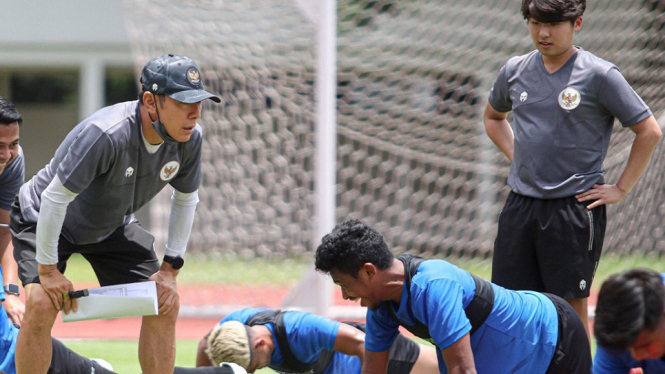 Shin Tae-yong pimpin latihan Timnas U-23 di Lapangan D Senayan 2