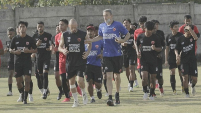 Pelatih anyar PSM Makassar Milomir Seslija mulai latihan dengan skuat PSM