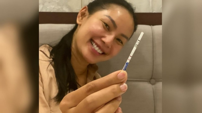 Pamer Test Pack, Kalina Oktarani Hamil Anak Vicky Prasetyo (Foto: Instagram)