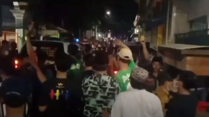 Ratusan warga melakukan aksi perlawanan sesaat petugas menggelar operasi jam malam dalam penegakan aturan PPKM Darurat  di Surabaya. Sabtu ( 10/7) Malam. ( Foto
