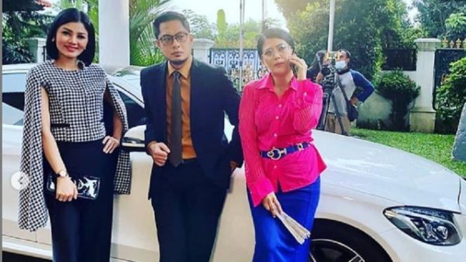 Intan RJ, Ferry Ardiansyah dan Helsi Herlinda, pemain serial Berbagi Suami ANTV. (Foto: Instagram @helsi_herlinda)