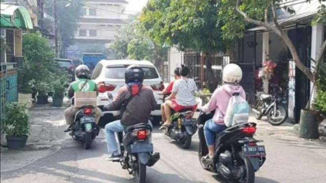 Penyekatan PPKM Darurat, Pengendara Lewati Jalan Perumahan di Pondok Kelapa Jaktim