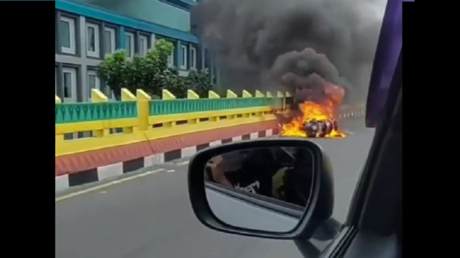 Video Detik-Detik Sepeda Motor Terbakar saat Melintas di Jembatan Layang, Ini Kata Polisi (Foto Tangkap Layar Video Instagram)
