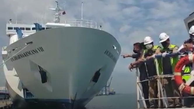 Walikota Makassar meninjau langsung kesiapan Kapal Pelni  yang akan digunakan  untuk  isolasi mandiri  pasien Covid -19 yang akan berlabuh sekitar Pulau Lae-Lae