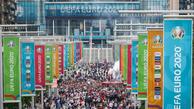 Suporter menuju Stadion Wembley London di Final EURO 2020 sumber skysports