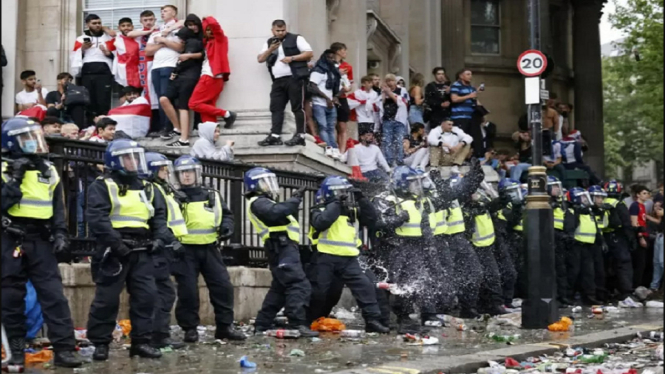 Polisi London menjadi sasaran pelemparan oleh Suporter di Final EURO 2020
