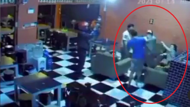Video Viral Oknum Satpol PP Menganiaya Wanita Hamil saat Razia PPKM Darurat (Foto Tangkap Layar Video)