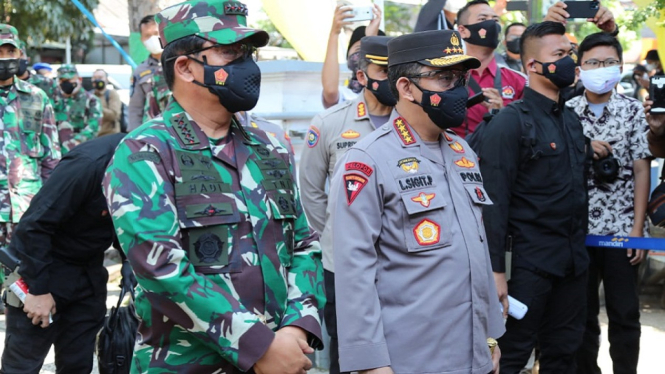 Panglima TNI dan Kapolri Tinjau Posko PPKM Darurat di Bandung (Foto Humas Polri)