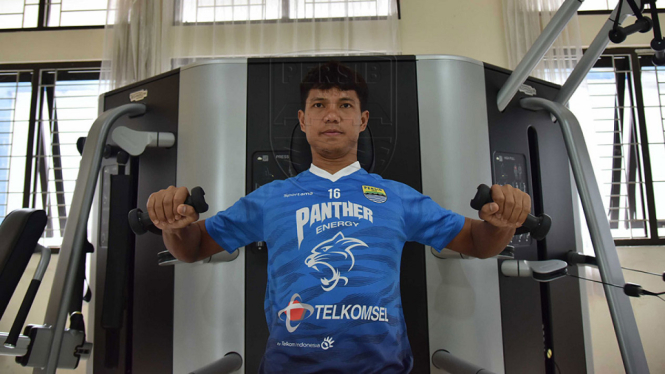 Pemain belakang Persib Achmad Jufriyanto tambah porsi latihan mandiri