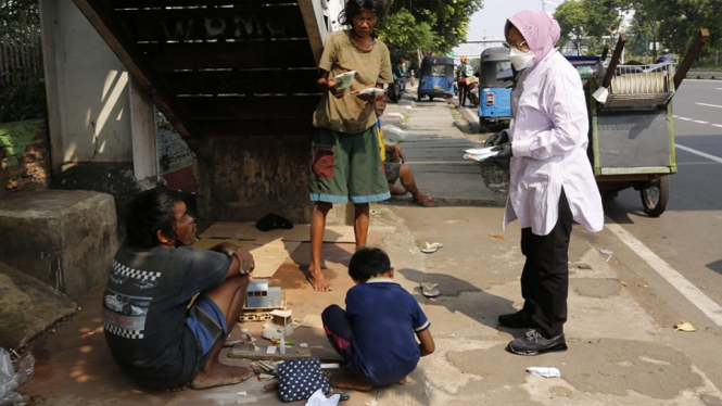 Mensos Risma: Ikut Ibu Ya, Biar Kamu Pintar dan Bisa Jadi Insinyur (Foto Humas Kemensos)