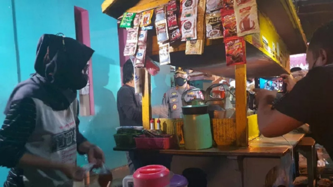 Kapolri Malam-Malam Blusukan Membagikan Sembako untuk Warga di Solo (Foto Humas Polri)