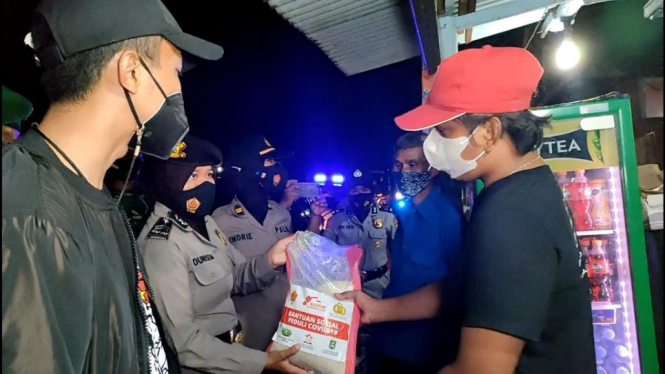 Polisi Borong Dagangan dan Bagikan Sembako Bagi PKL yang Nekat Berjualan Selama PPKM Darurat (Foto ANTV-Opih)