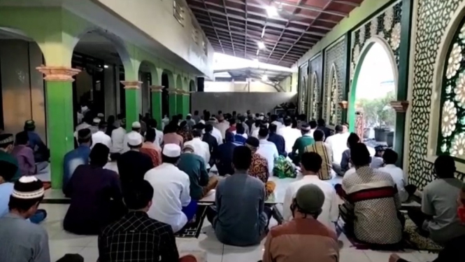 Warga Zona Merah di Tangerang Tetap Melaksanakan Salat Idul Adha 1442 H di Masjid