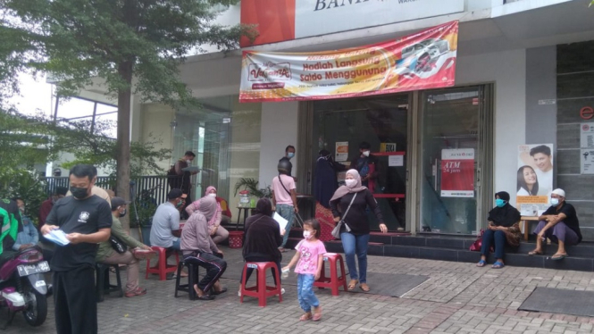 BTS Cair 2 Bulan Langsung, Warga Jakarta Antre Berkerumun di ATM Bank DKI (Foto ANTV-Yodya)