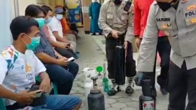 Sejumlah masyarakat sedang mengantre peminjaman tabung oksigen dan isinya secara gratis yang digelar Polres  Bojonegoro. ( Foto: Dewi Rina Handayani/ANTV)