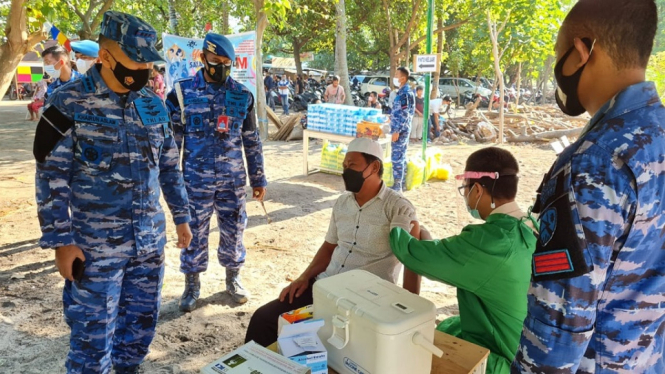 Tingkatkan Herd Immunity, TNI AU Vaksin 323 Orang di Pantai Nipah NTB