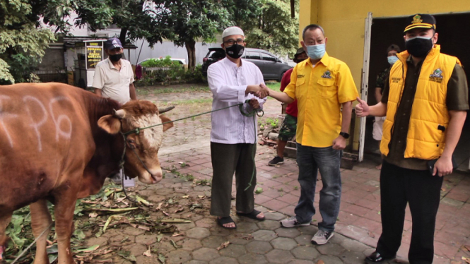 Warga RW 02 Mushola Al Garuda Terima Hewan Kurban dari Golkar