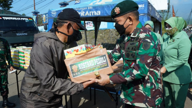 Kostrad bagikan paket kepada masyarakat. (Foto: Penkostrad)