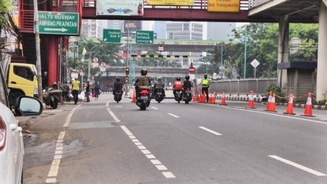 Suasana jalan di perempatan Mampang Prapatan. (ANTV/ Johanes Bosco)