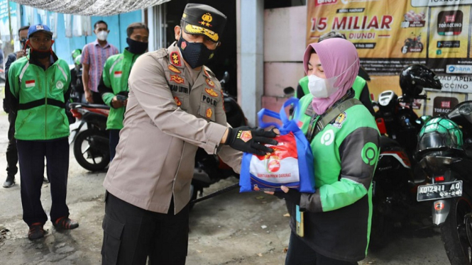 Bagikan Bansos 380 Ton Beras, Kapolda Jateng Ingatkan Soal Percepatan Vaksinasi (Foto Humas Polda Jawa Tengah)