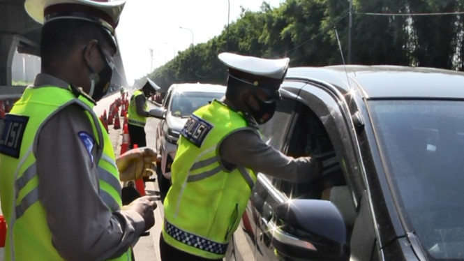 Hari Terakhir PPKM, 300an Kendaraan Diminta Putar Balik Di KM 31 Tol Jakarta-Cikampek