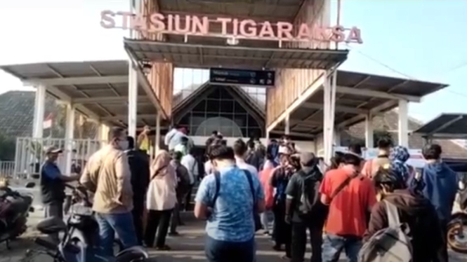 Antrean calon penumpang kereta rel listrik di Stasiun Kereta Api Tigaraksa,Tangerang saat menjalani pemeriksaan setelah memasuki pemberlakuan PPKM Level 4. (Fot