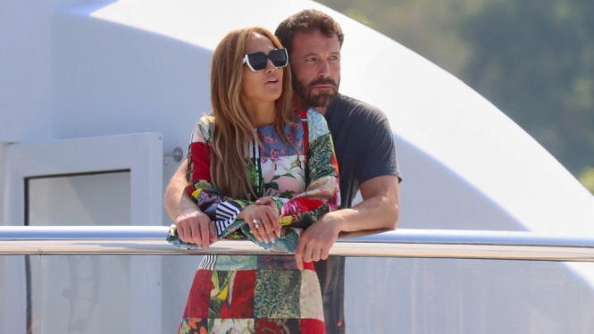 Ultah ke-52, Jennifer Lopez Pamer Foto Ciuman dengan Ben Affleck (Foto: Backgrid)