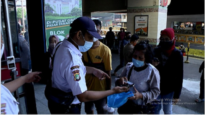 Petugas periksa warga yang akan masuk ke Pasar Tanah Abang (ANTV/ Wisnu Tresna)