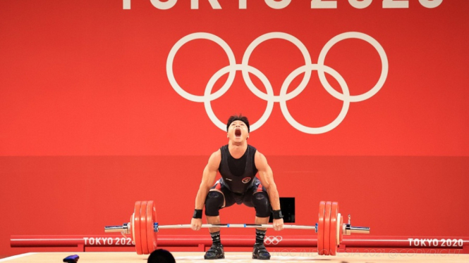 Rahmat Erwin Abdullah kelas 73 kg di Olympiade Tokyo jongkok