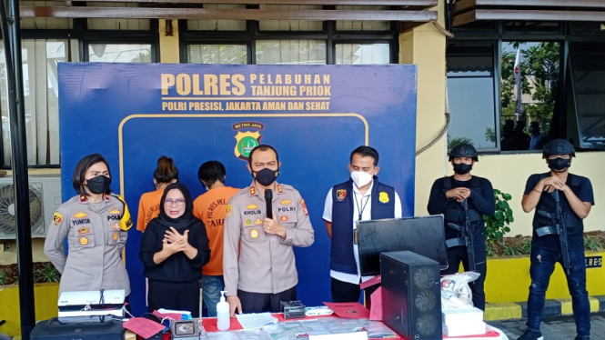 Pasangan Suami Istri Ditangkap Polisi karena Kompak Membuat Kartu Vaksin Palsu (Foto Humas Polres Pelabuhan Tanjung Priuk)