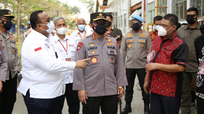 Tinjau Vaksinasi Covid-19 Buruh, Kapolri Harap Pertumbuhan Ekonomi Membaik (Foto Humas Polri)