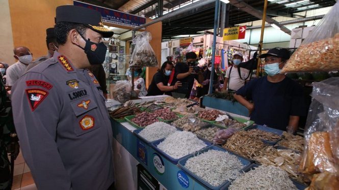 Tinjau Posko Pasar Modern BSD, Kapolri Ingin Prokes Ditegakan Guna Menurunkan Level PPKM (Foto Humas Polri)