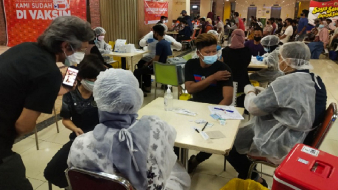 Pedagang Pasar Tanah Abang ikut vaksinasi gratis. (ANTV/ Azis Arriadh)