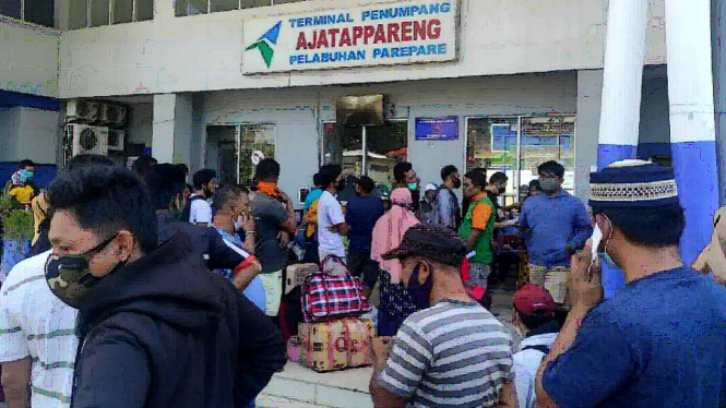 Antrean ratusan calon penumpang kapal motor di Pelabuhan Parepare, Sulawesi Selatan. ( Foto: Rusli Djafar/ANTV)