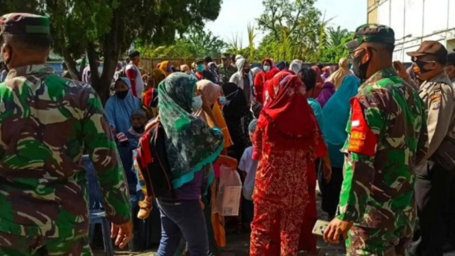 Terjadi Kerumunan, Pembagian Bansos Tunai di Deli Serdang Sumut Dibubarkan