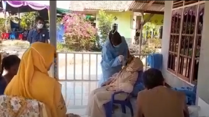 Sejumlah tamu undangan sebuah hajatan di Kabupaten Banyuasin, Sumatera Selatan di tes antigen Dinas Kesehatan Mariana. ( Foto: Syamsul Rizal/ANTV)