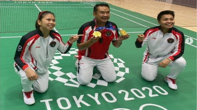 Greysia Polii-Apriyani Rahayu dan pelatih Eng Hiang dgn emas Olimpiade Tokyo 2020
