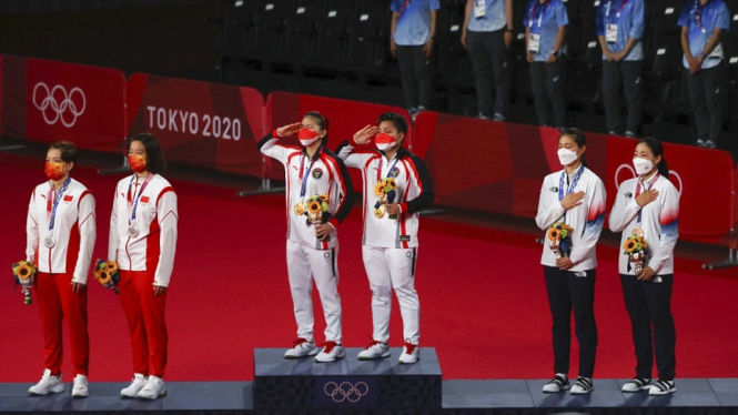 Greysia Pilii-Apriyani Rahayu di podium Olimpiade Tokyo 2020