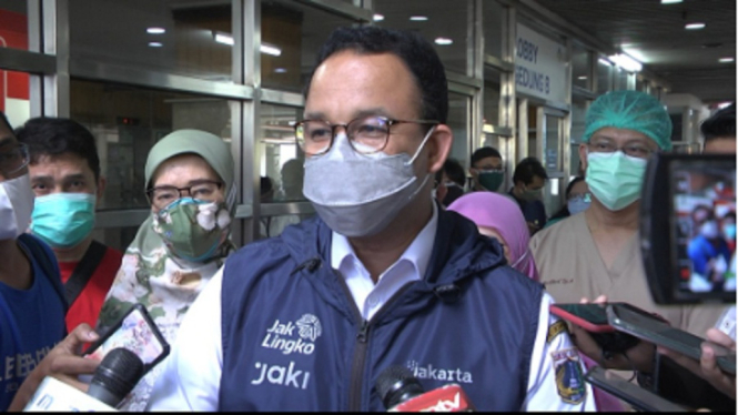 Anies Baswedan saat tinjau pelaksanaan vaksin dosis 3 di RS Tarakan. (ANTV/ Azis Arriadh)