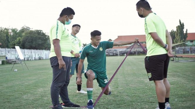 Koko Ari melakukan terapi di bawah pantauan tim medis Persebaya