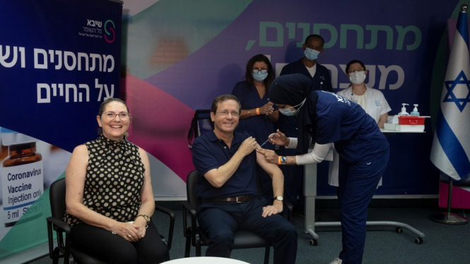 vaksin ketiga israel reuters
