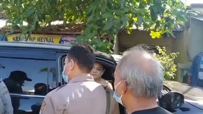 Korban, Hendra Halim saat diamankan Polisi karena menabrak mobil box (antv-Miftakhul Erfan)