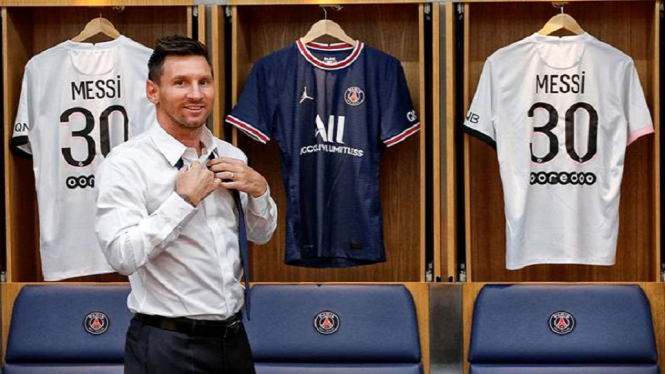 Lioneol Messi ganti baju dengan kaus no 30 di PSG