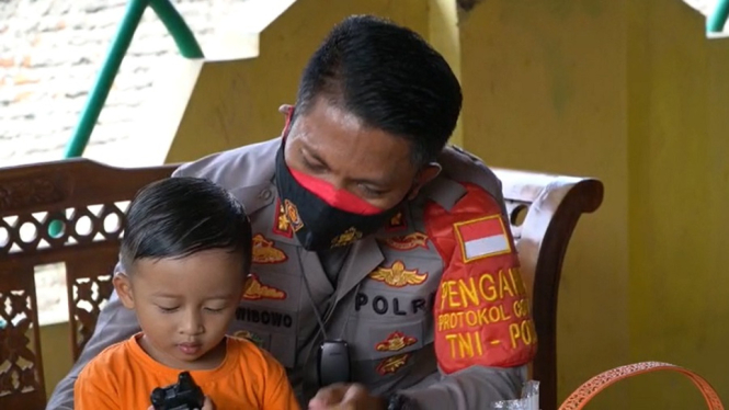 Polisi Hibur Empat Anak Yatim Piatu yang Orang Tuanya Meninggal Akibat Covid-19 (Foto Humas Polres Semarang)