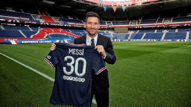 Lionel Messi dengan Jersey no 30 di PSG